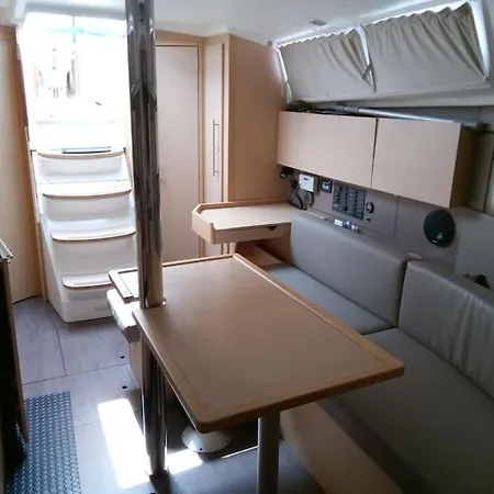 Botel Barco Acogedor En *
